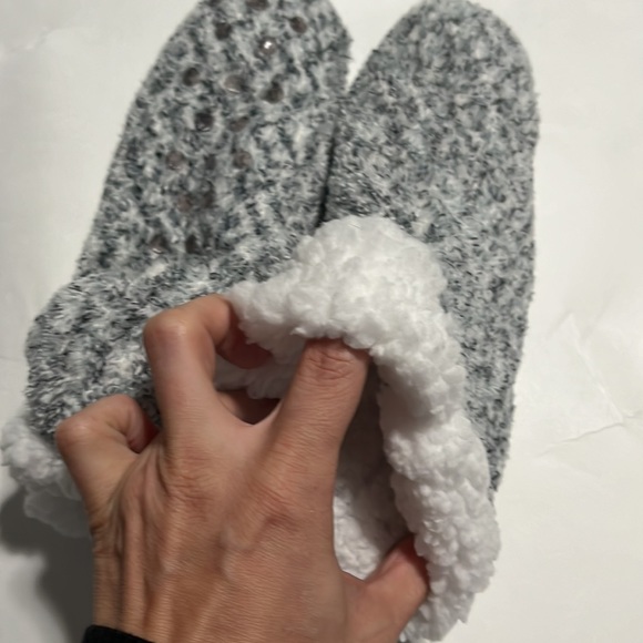 NWOT fuzzy non-slip over the ankle slippers - Picture 2 of 2